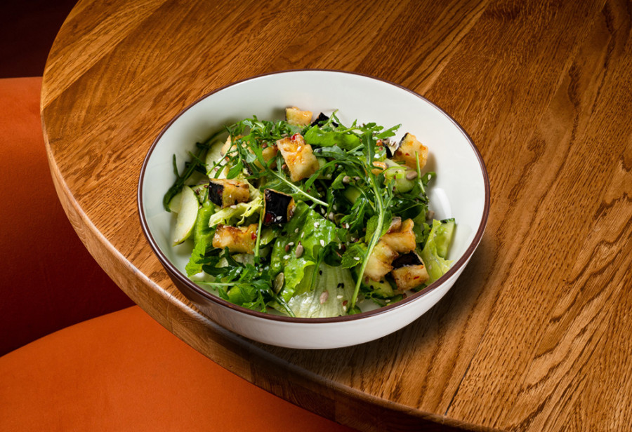 Зелёный салат с баклажанами