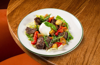 Теплый салат с мраморной говядиной