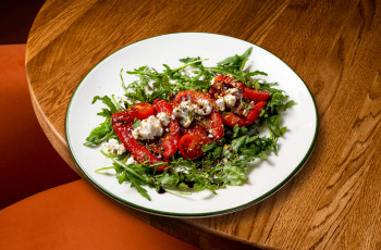 Печеные перцы с брынзой и фисташками