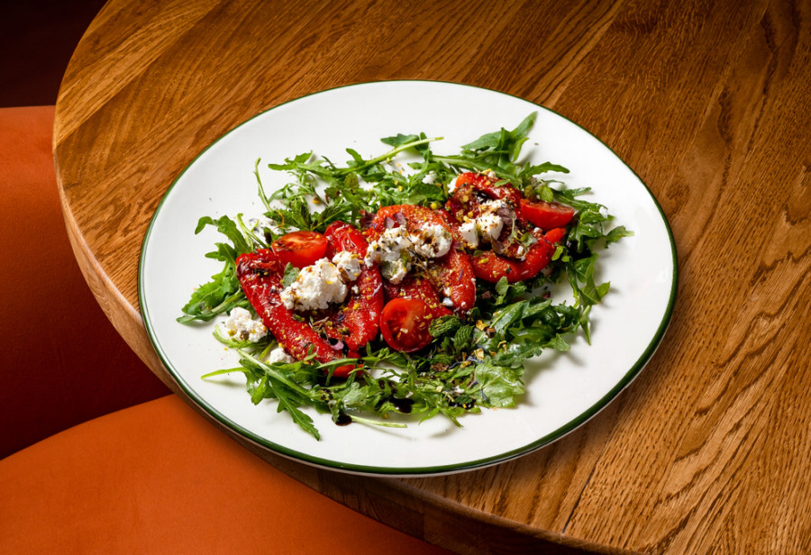 Печеные перцы с брынзой и фисташками